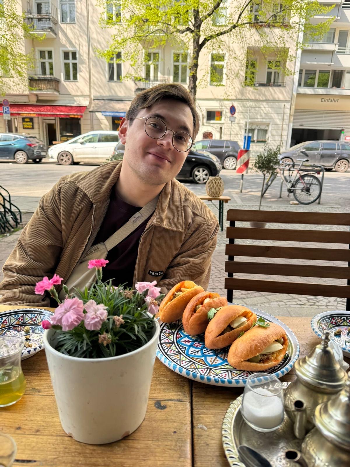 Arnaud devant une assiette de fricassés à Berlin